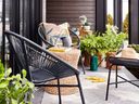 Los muebles de pequeña escala y de estilo al aire libre son perfectos para espacios pequeños al aire libre.  Silla de conversación negra para exteriores, $ 99, www.winners.ca