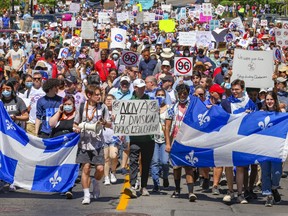 Manifestantes durante una manifestación contra el proyecto de ley 96 en Montreal el sábado 14 de mayo de 2022 en Atwater St.