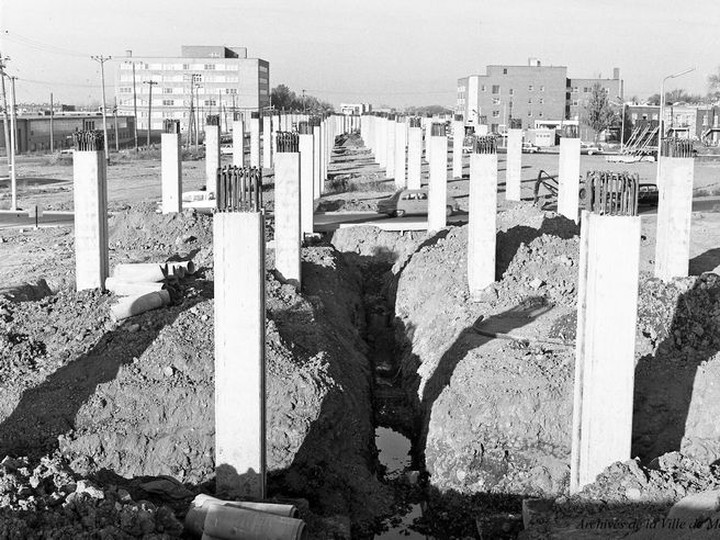  Oct. 22, 1958: Construction of the concrete pillars to hold up the Met. Montreal city archives.