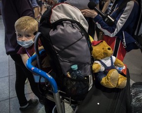 Denys Lobur am Sonntag, 29. Mai 2022, am Flughafen Trudeau in Montreal. Der Vierjährige und seine Mutter gehörten zu 305 Ukrainern, die mit einem Flug aus Warschau ankamen.