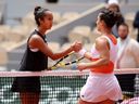 Leila Fernandez (links) en Martina Trevisan uit Italië na hun kwartfinale in het dames enkelspel op dag 10 van de French Open op 31 mei 2022.