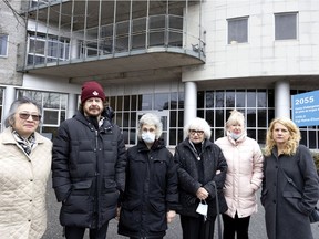 Mary Dunlop, Second from right, says the situation improved, but then deteriorated again at the Vigi Reine-Élizabeth CHSLD.