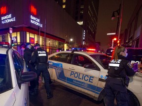 La police détient un homme qui les a fuis au début d'un couvre-feu au Québec à Montréal le vendredi 31 décembre 2021.