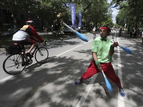 Hamza Araqi juggles near Lafontaine Park during the Tour de l'Île in Montreal June 5, 2022.