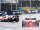 راسل مرسدس بنز برای دوری از خودروی کن مگنوسن از هاس F1 در طول دور مقدماتی خیس گرندپری فرمول 1 کانادا در روز شنبه، 18 ژوئن 2022 در Circuit Gilles در مونترال نوتردام، مونترال، در ویلنوو سفر می کند. 
