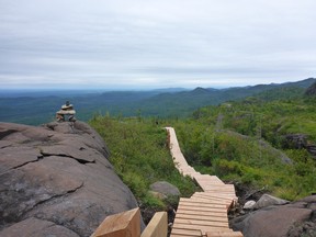 Access to the escarpment at the end of the Pic-de-la-Tête-de-Chien trail in Parc national des Monts-Valin has recently been opened.  For years people were prohibited from entering the area to avoid damaging its arctic alpine vegetation.