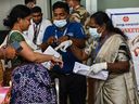 Gesundheitspersonal untersucht am Anna International Airport Terminal in Chennai, Indien, am 3. Juni 2022 Passagiere, die aus dem Ausland ankommen, auf Affenpockensymptome.  