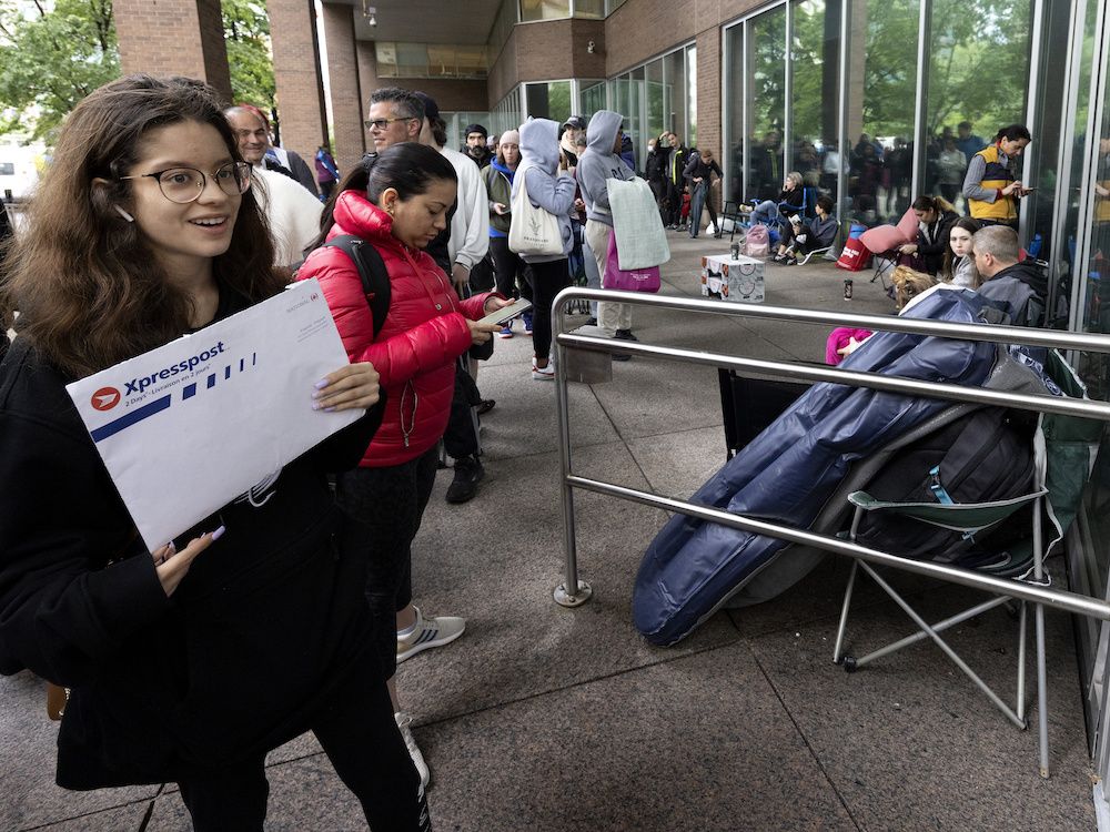 Passport Seekers Spent The Night Outside Service Canada S Montreal   Passport Office Complexe Guy Favreau Montreal 