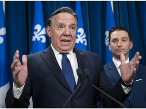 Le premier ministre du Québec, François Legault, répond aux questions des journalistes après l'adoption du projet de loi 96 le mardi 24 mai 2022 à l'Assemblée législative de Québec.  Simon Jolin-Barrette, ministre de la langue française, regarde.