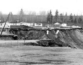 Am 4. Mai 1971 wurde die kleine Gemeinde Saint-Jean-Vienney in der Region Lac St. Jean von einer Katastrophe heimgesucht. Dieses Foto, das am 6. Mai 1971 in der Montreal Gazette veröffentlicht wurde, zeigt zwei Autos, die unsicher am Rand der linken Böschung stehen durch den Erdrutsch (siehe Pfeile).