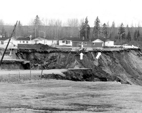 Am 4. Mai 1971 wurde die kleine Gemeinde Saint-Jean-Vienney in der Region Lac St. Jean von einer Katastrophe heimgesucht. Dieses Foto, das am 6. Mai 1971 in der Montreal Gazette veröffentlicht wurde, zeigt zwei Autos, die unsicher am Rand der linken Böschung stehen durch den Erdrutsch (siehe Pfeile).