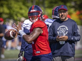 Anthony Calvillo watches Dominique Davis throw a pass during the Montreal Alouettes training camp in Trois-Rivières on May 25, 2022.