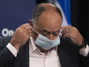Health Minister Christian Dubé puts on his mask after a press conference on July 7, 2022, where it was announced that a seventh wave of the pandemic had arrived in Quebec.