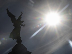 Hot summer sun at the statue of George-Etienne Cartier.