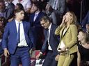Oraj Slavkowski a jeho matka reagujú, keď si Kanaďania z Montrealu vybrali Slavkowského ako svojho prvého výberu počas draftu NHL v Montreale vo štvrtok 7. júla 2022 (Allen McInnis/MONTREAL GAZETTE)