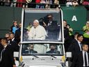 Papst Franziskus kommt im Commonwealth Stadium an, um am 26. Juli 2022 in Edmonton eine Open-Air-Messe zu geben.