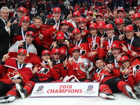 Team Canada poses for a picture after beating Sweden in the gold medal game of the IIHF World Junior Championship in Buffalo, N.Y., in 2018.