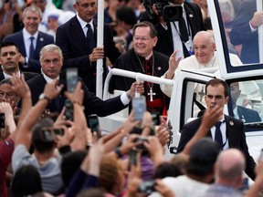 Papst Franziskus winkt der Menge zu, als er am 27. Juli 2022 die Zitadelle in Quebec City verlässt, um die Plains of Abraham zu besichtigen.