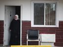 Eine Frau der ultraorthodoxen jüdischen Sekte Lev Tahor verlässt im November 2013 ihr Zimmer im Kent Motel in Chatham, Ontario.