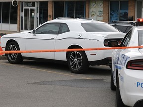 Une voiture qui serait celle du suspect est sous surveillance jeudi près du Motel Pierre.