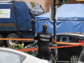 Polizist aus Montreal am Tatort eines verdächtigen Todesfalls, nachdem am Montag, den 8. August 2022, eine Leiche in einem Müllwagen gefunden wurde, der in der Adam St. seine Runden drehte.