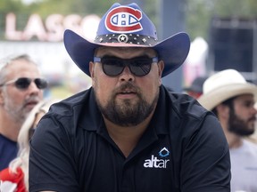 Karl mélange sa musique préférée et ses sports préférés avec un chapeau de cowboy des Canadiens lors du festival de musique country Lasso à Montréal le vendredi 12 août 2022.