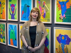 Alana Barrell avec une sélection de ses peintures à la CAP Gallery. Dit: