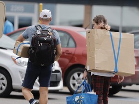 Des touristes français qui séjournaient au Motel Pierre quittent les lieux après une fusillade policière à Montréal le jeudi 4 août 2022.