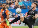 Djordje Mihailovic de CF Montreal compite por el control del balón mientras Alexander Callens de New York City FC hace un movimiento durante la primera mitad en Montreal el 30 de julio de 2022.