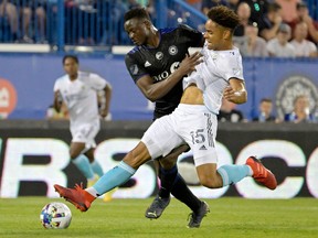 El mediocampista del CF Montreal, Victor Wanyama, atrás, y el defensor del New England Revolution, Brandon Bye, luchan por el balón durante la primera mitad en el Estadio Sabuto el 20 de agosto de 2022.