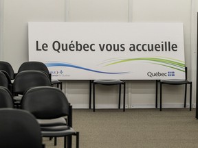 A sign in a waiting room says "Le Québec vous accueille"