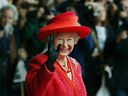 Königin Elizabeth II. winkt, als sie am Freitag, den 11. Oktober 2002 das Royal York Hotel in Toronto verlässt. Die Königin reiste nach New Brunswick, wo sie ihre zwölftägige Tour zum Goldenen Jubiläum durch Kanada fortsetzen wird.
