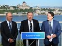 Coalitie Avenir Québec-leider François Legault onthult zijn programma over gezondheid op vrijdag 2 september 2022 in Lévis, geflankeerd door kandidaten Christian Dubé, links, en Bernard Drainville.
