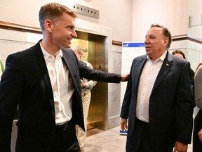 Der Vorsitzende der Koalition Avenir Québec, François Legault, wird am Samstag, den 24. September 2022, während eines Wahlkampfstopps in Quebec City vom Bürgermeister von Québec City, Bruno Marchand, begrüßt.