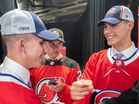 Juraj Slafkovsky din Slovacia, dreapta, îl salută pe colegul selecționat al Canadei și al echipei Canadiens, Filip Mesar, stânga, în timp ce Simon Nemec, de asemenea, ales din Slovacia și New Jersey Devils, îl urmărește în prima rundă a draftului NHL 2022 de la Montreal, pe 7 iulie, 2022.