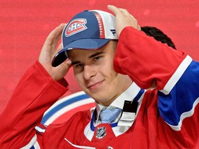 Filip Mesar, după ce a fost selectat ca a 26-a alegere generală de Montreal Canadiens în prima rundă a draftului NHL 2022 de la Bell Center, pe 7 iulie 2022.