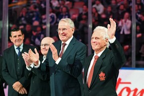 Former NHL and Team Canada player Paul Henderson salutes as teammates (from right) Ken Dryden, Ron Ellis and John Ferguson applaud him during a ceremony to honor members of the team that played in the series 1972 Summit against the Soviet Union.  Serge Savard looks on (on the left).  The ceremony preceded the preseason game between the Montreal Canadiens and the Toronto Maple Leafs at the Scotiabank Arena in Toronto on Wednesday, September 28, 2022.