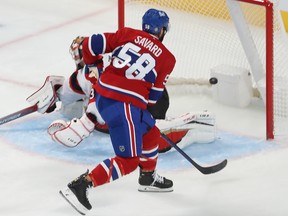 David Savard (58) de los Montreal Canadiens anota sobre el portero de los Ottawa Senators, Anton Forsberg, durante el segundo período de acción de la NHL de pretemporada en Montreal el martes 4 de octubre de 2022.