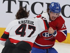 Arber Xhekaj (72) de los Montreal Canadiens pelea con Mark Kastelic (47) de los Ottawa Senators durante el primer período de acción de la NHL de pretemporada en Montreal el martes 4 de octubre de 2022.