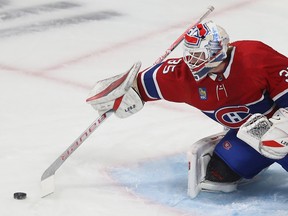El portero de los Montreal Canadiens, Sam Montembeault, durante el primer período de pretemporada de la NHL en Montreal el martes 4 de octubre de 2022.