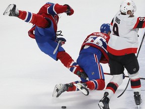 Jake Evans (71) de los Montreal Canadiens pasa por encima de su compañero de equipo Jesse Ylonen (56), junto a Josh Norris (9) de los Ottawa Senators durante el primer período de pretemporada de la NHL en Montreal el martes 4 de octubre de 2022.