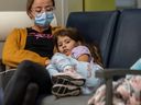 نادال چاکون به همراه دختر چهار ساله اش آناستازیا در اتاق انتظار اورژانس در بیمارستان کودکان مونترال در روز جمعه، 28 اکتبر 2022.