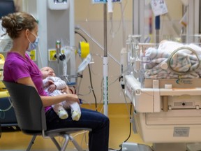 Sandrine Matte and her twins Charline, in her arms, and Lionel, in the bed, were at the Montreal Children’s Hospital on Friday, October 28, 2022 for respiratory syncytial virus, or RSV.