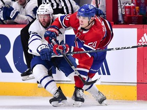 Juraj Slafkovský (vpravo) z Leafs and Canadiens sa v pondelok večer v Bell Centre pobije s obrancom Leafs Morganom Riellym.