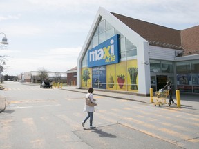 Loblaws, which operates Provigo and Maxi stores in Quebec, says its move to freeze prices on its in-house No Name brand products will affect more than 1,500 products sold in the plain yellow packaging that are labelled "sans nom" in French.