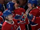 Cole Caufield z Canadiens świętuje ze swoimi kolegami z drużyny po strzeleniu gola przeciwko senatorom z Ottawy podczas przedsezonowego meczu National Hockey League w Peel Center 4 października 2022 roku.