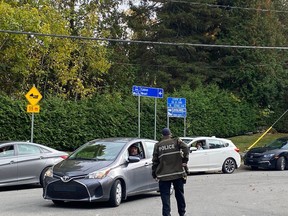 Die Polizei von Quebec errichtete am Freitag, den 7. Oktober 2022, Straßensperren und durchsuchte Autos nach Schießereien in einem Resort in Estérel.