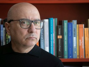 Rawi Hajj est finaliste pour le prix QWF Hugh MacLennan de fiction pour chiens errants, un recueil de nouvelles qui a également été finaliste pour le prix Scotiabank Giller.