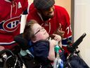 Loic Bidal, lat 11, pokazuje kciuk w górę PK Subban z Montreal Canadiens podczas wizyty zespołu w Szpitalu Dziecięcym w Montrealu 8 grudnia 2015 r.