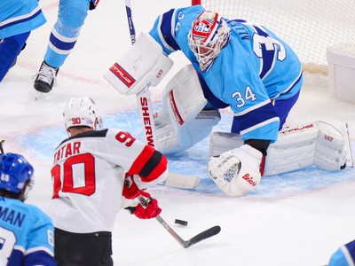 Devils beat Canadiens 5-1, extend winning streak to 10 games